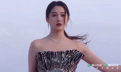 關曉彤：紅毯造型又被吐槽，造型師該換了