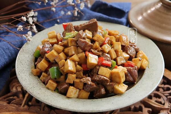 深秋，少吃豬肉多吃這肉，上鍋一炒，滑嫩又入味，孩子長個很需要