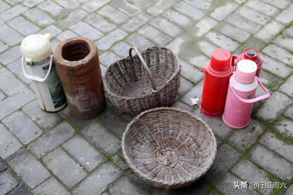 山西農民走村串巷做怪生意，收舊貨藏回家不賣1件，另有所圖