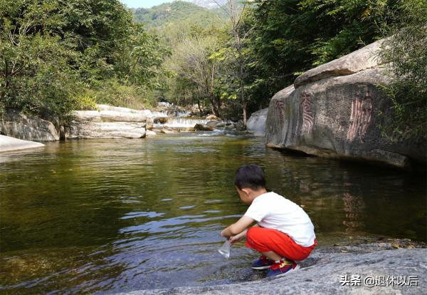 遊走青山秀水間，遛娃嬉戲好休閒