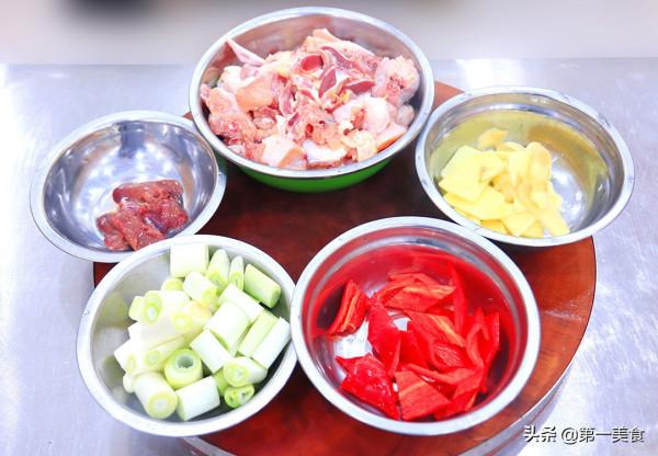 做家常炒雞時，不要直接下鍋炒，多加這一步，肉質鮮嫩，無腥味