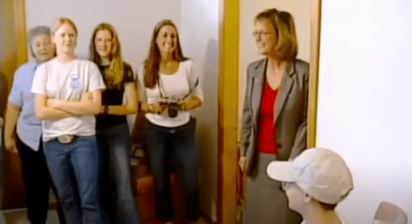 2015年,美國“殘障女”夥同男友殺害母親,被捕後十萬人為其求情 2015年,美國“殘障女”夥同男友殺害母親,被捕後十萬人為其求情