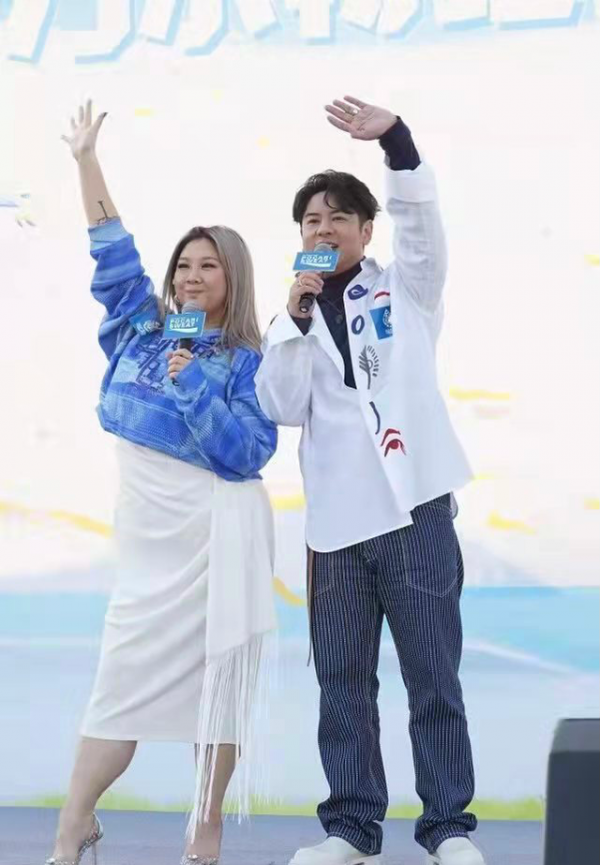 鄭欣宜體重破200斤依舊自信，穿白色裹身裙配短上衣，比例太誇張