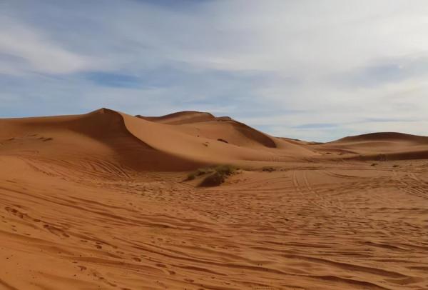 撒哈拉沙漠有多深?如果挖空沙子,下面還能剩下什麼? 撒哈拉沙漠有多深?如果挖空沙子,下面還能剩下什麼?