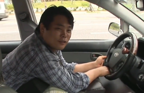 故事:韓國截癱小夥趴著開車,超車變道樣樣精通,正常老司機都佩服 故事:韓國截癱小夥趴著開車,超車變道樣樣精通,正常老司機都佩服