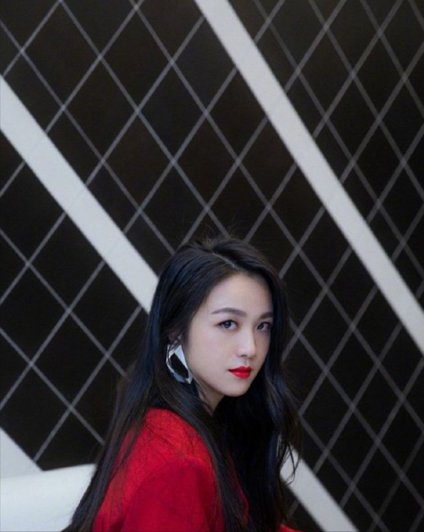 紅色還是得看湯唯穿！一襲工裝連體褲上身，就知道驚豔是什麼感覺