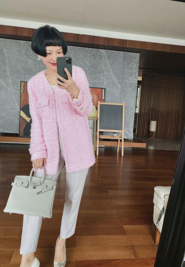 上了年紀的女人別痴迷長髮,這位大姐蘑菇頭配高階感穿搭,美呆了 上了年紀的女人別痴迷長髮,這位大姐蘑菇頭配高階感穿搭,美呆了