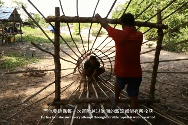 湄公河最瘋狂的捕魚人，極端洪水嚇得你冒冷汗，他們卻在水中玩命