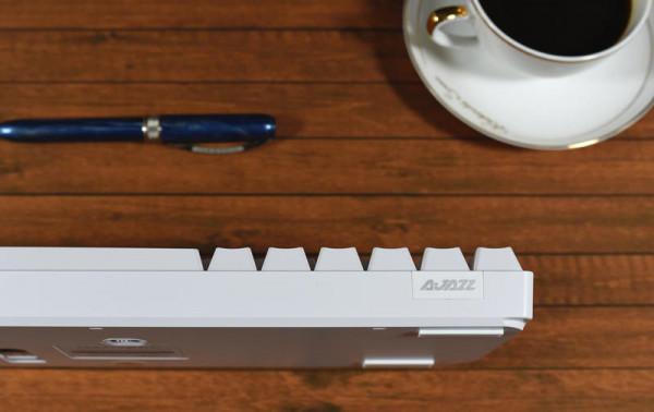 這鍵盤玩上就不想鬆手，平民好價，軸體熱插拔，還有RGB