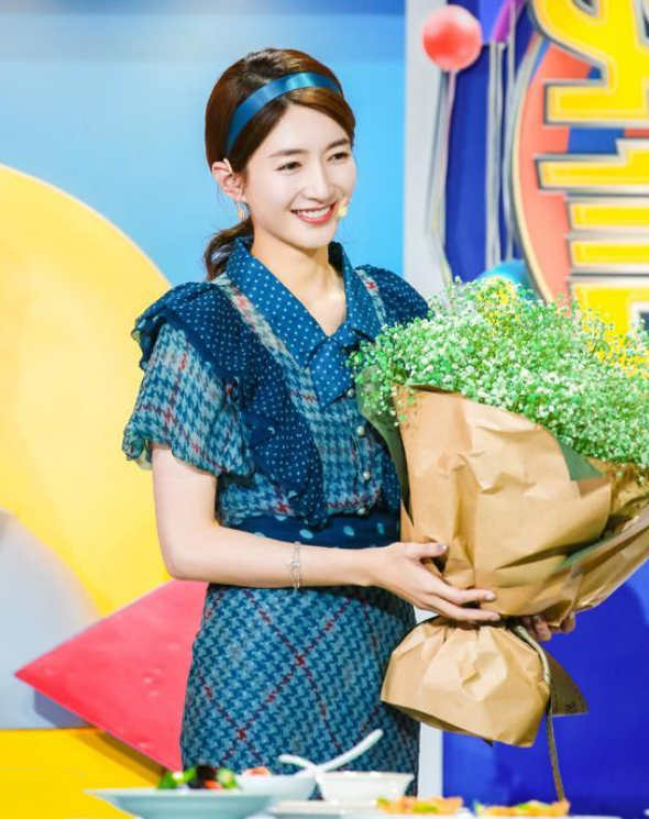 被江疏影氣質折服!如此花哨的裙裝上身不僅不俗,反倒穿出高階感 被江疏影氣質折服!如此花哨的裙裝上身不僅不俗,反倒穿出高階感