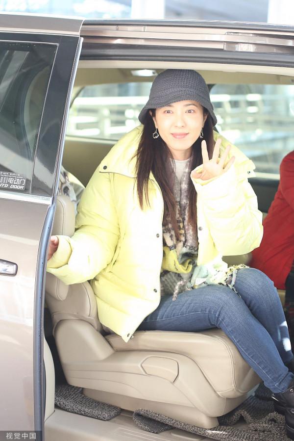 曾黎穿黃色外套亮眼十足 遇鏡頭招手氣質好 曾黎穿黃色外套亮眼十足 遇鏡頭招手氣質好