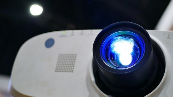 投影儀該如何選？看好這六點就夠了，一分錢一分貨，不要貪圖便宜