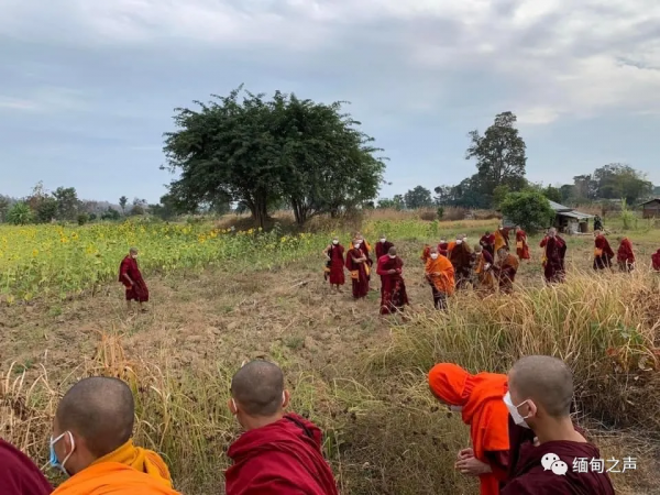 到處都在打仗！房子被炸！緬甸難民坐在地上，雙手合十為緬甸祈福