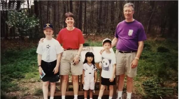 她出生3天被父母遺棄，美國夫婦領養20多年，為親生父母回到中國