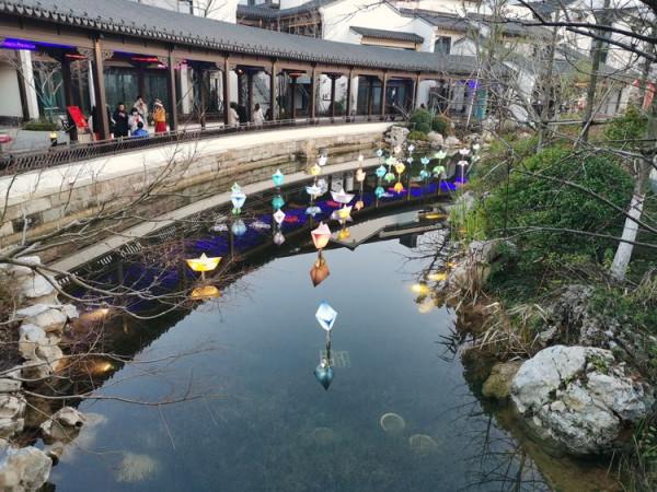 踏青早行人 作者：張鎖龍