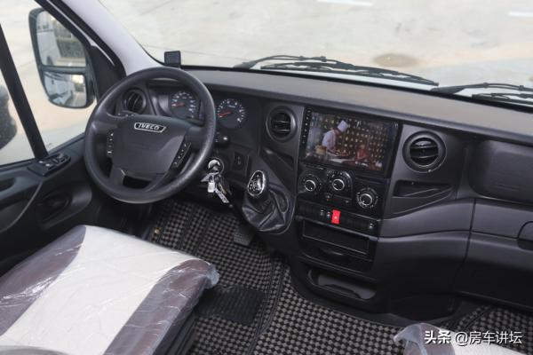 單拓展的房車見多了,橫床變豎床,這種佈局的你見過嗎? 單拓展的房車見多了,橫床變豎床,這種佈局的你見過嗎?