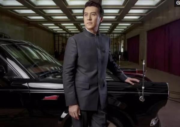 靳東穿中山裝為紅旗汽車做代言,人車合一氣質好再也找不出第二人 靳東穿中山裝為紅旗汽車做代言,人車合一氣質好再也找不出第二人