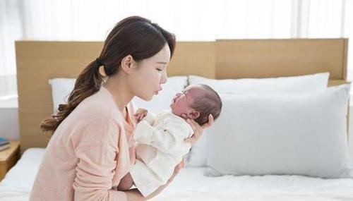 暴躁新生兒”走紅，臍帶沒剪就要跑，護士哭笑不得：差點就沒抓住