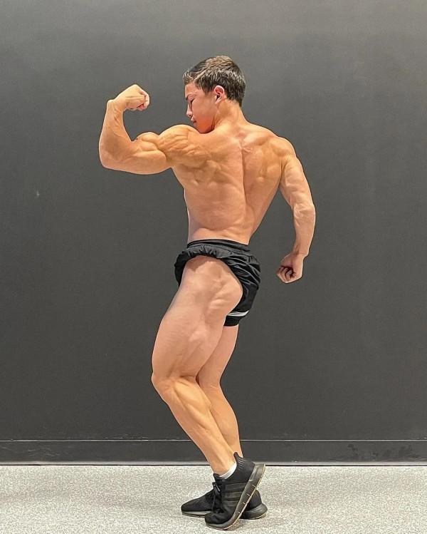 4年過去，“迷你施瓦辛格”怎麼樣了？網友：健身果然長不高