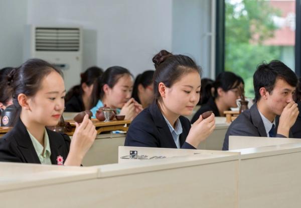 有種整容叫作“大一到大四”,前後判若兩人,有的性別都“變”了 有種整容叫作“大一到大四”,前後判若兩人,有的性別都“變”了