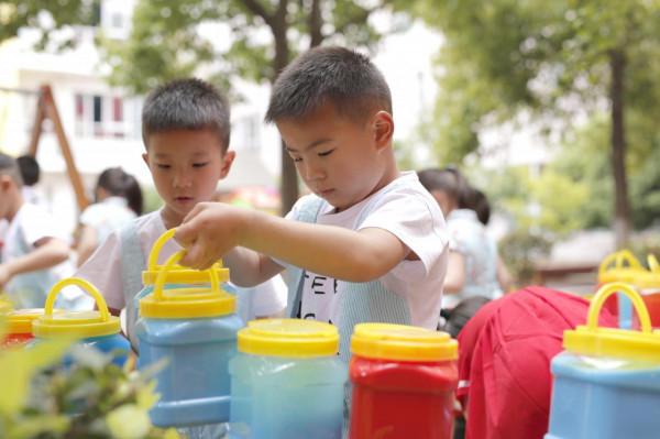 舊瓶也能“七十二變”激發孩童創意樂趣 舊瓶也能“七十二變”激發孩童創意樂趣