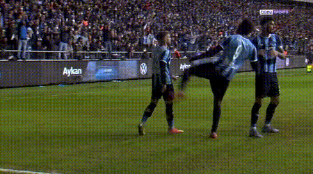 看呆...隊友慶祝進球時 巴洛特利一腳踢向他的頭