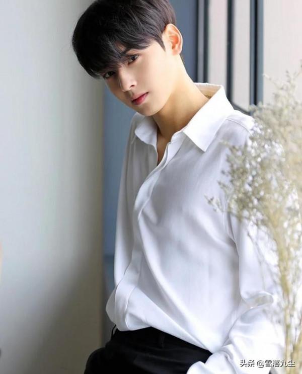 有一點點像許凱的小奶狗,白襯衣帥氣迷人 有一點點像許凱的小奶狗,白襯衣帥氣迷人