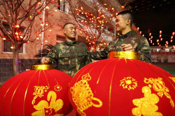超多笑臉超多圖，快遞軍營年味濃又香！