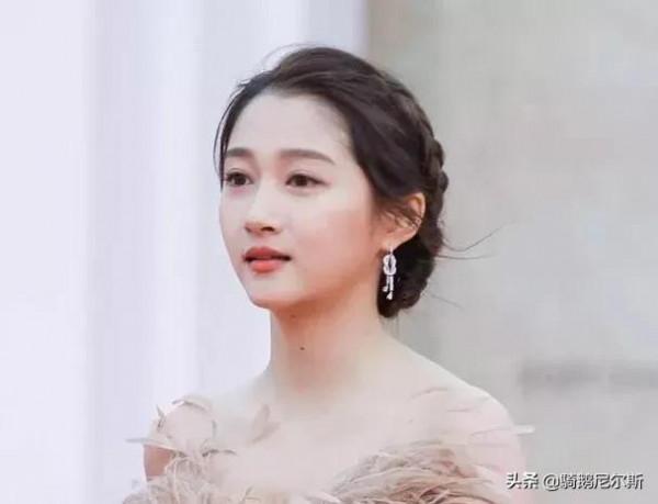 金雞紅毯比美：寧靜清涼奔放，倪妮楚楚凍人，張小斐成最大贏家