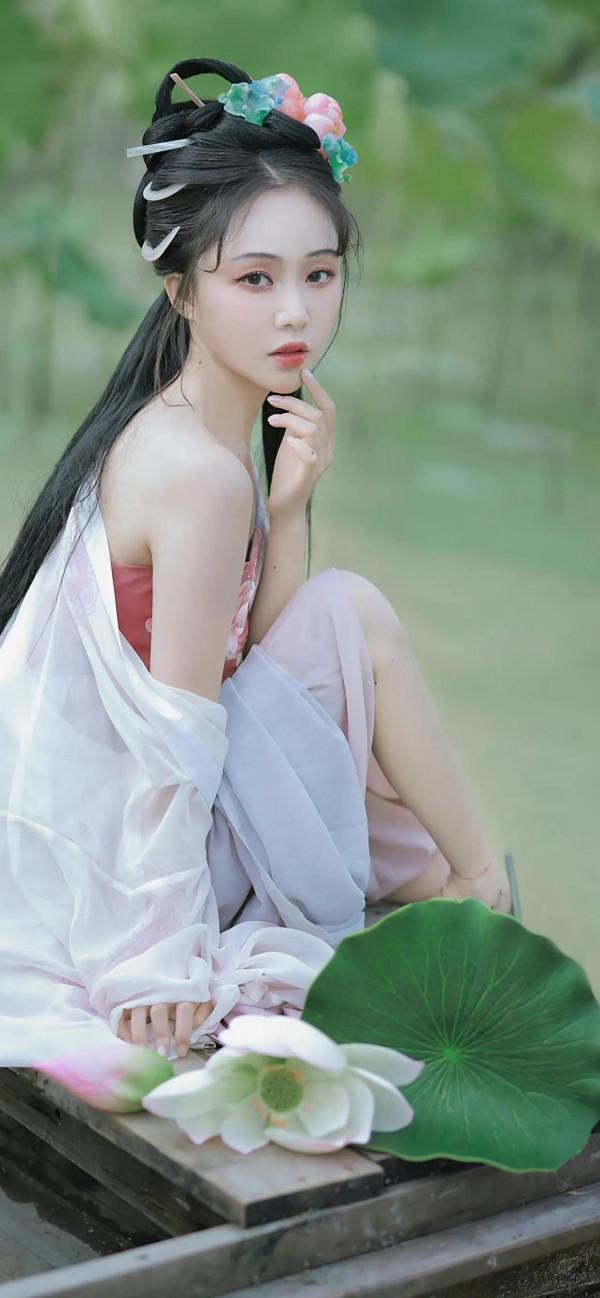 如今的神仙姐姐劉亦菲，少了一絲仙氣，但多了一絲熟女魅力