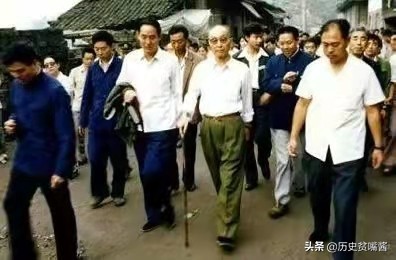 開國上將回老家，見警車開路攔住人民群眾，他大怒道：耍什麼排場