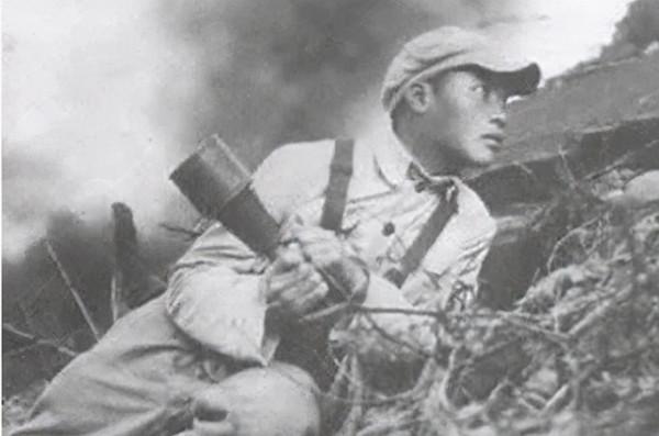 揹著黃繼光遺體下戰場！羅西成回憶：胸部、肚皮基本都被炸沒了