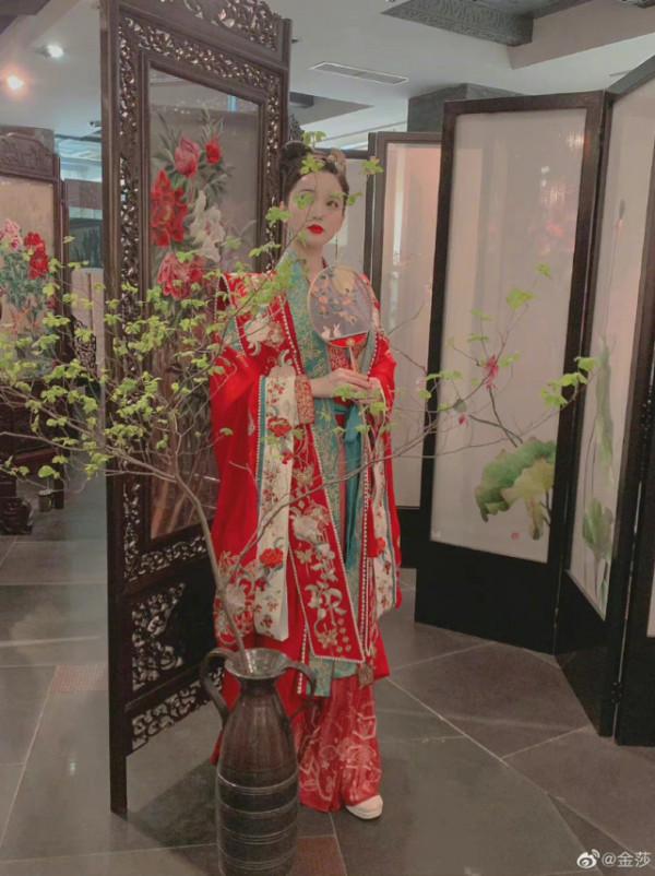 金莎中秋節直播變身嫦娥，每次換造型就像換臉