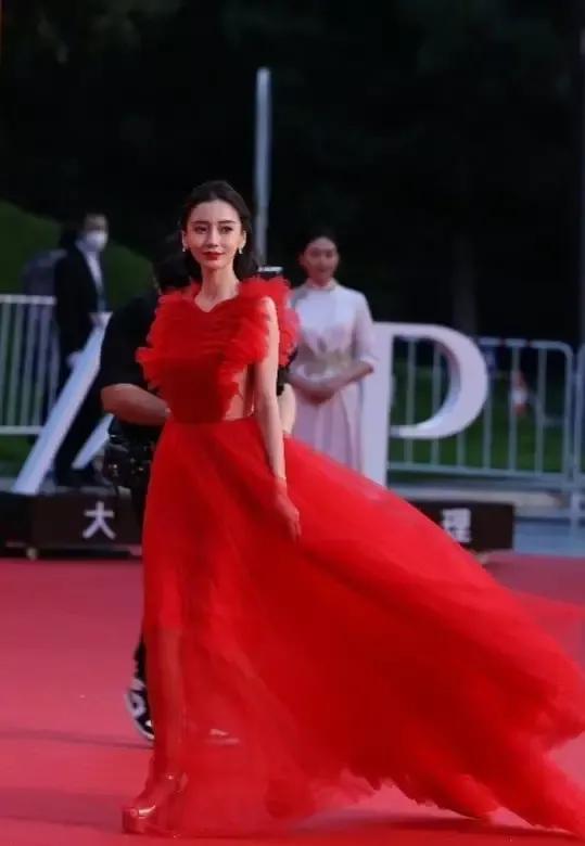 陳都靈紅裙造型再現復古港風，讓人想起她的《左耳》