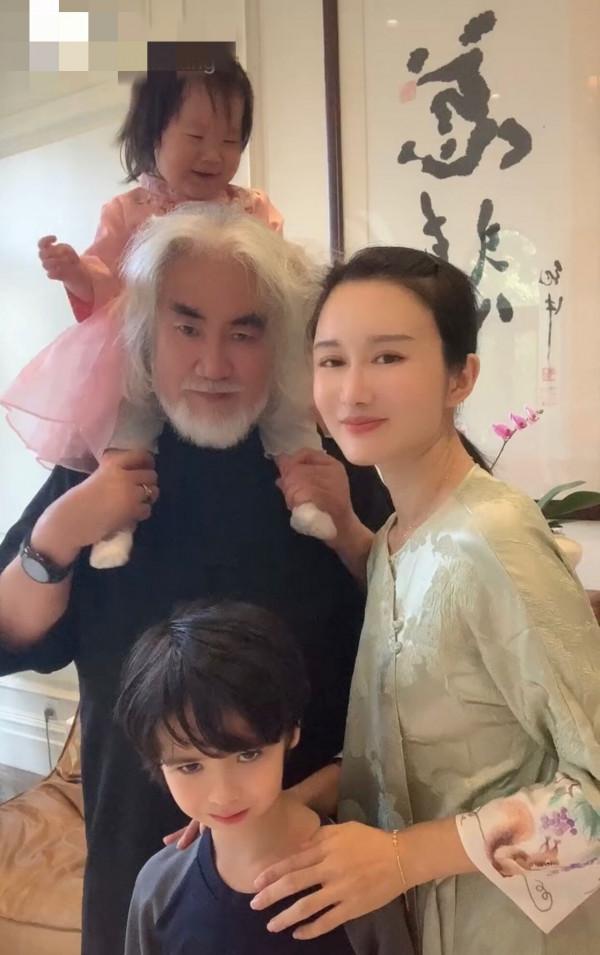 70歲張紀中曬全家福慶中秋!混血兒子罕見露面,曾否認其是私生子 70歲張紀中曬全家福慶中秋!混血兒子罕見露面,曾否認其是私生子