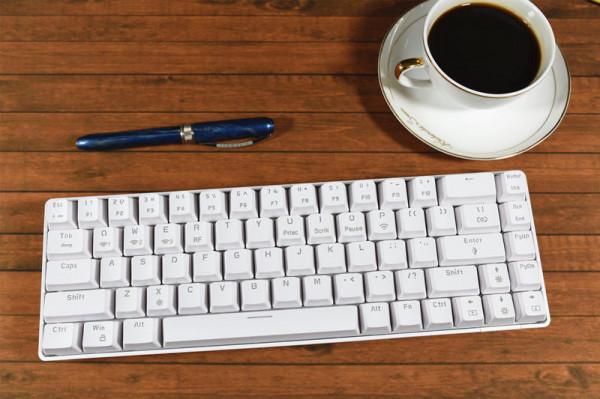 這鍵盤玩上就不想鬆手，平民好價，軸體熱插拔，還有RGB