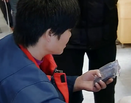 河南43歲女工捲入絞肉機，右手斷成9節，醫生苦撐17小時為其接上