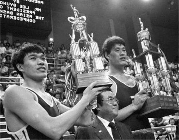 2008年穆鐵柱病逝,兒女都是正常身高,都沒有繼承父親的事業 2008年穆鐵柱病逝,兒女都是正常身高,都沒有繼承父親的事業