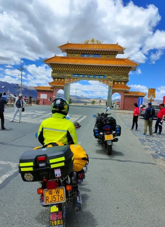男子騎125摩托用9天時間從連灘西壩開到西藏拉薩，全程4千多公里