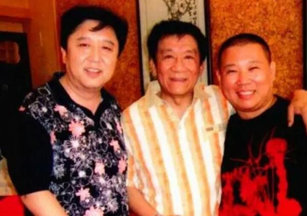 罕見!侯耀文大女兒露面,41歲氣質出眾,穿旗袍與郭德綱于謙同框 罕見!侯耀文大女兒露面,41歲氣質出眾,穿旗袍與郭德綱于謙同框