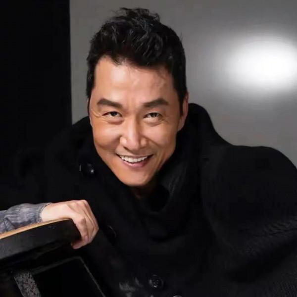 趙燕國彰：中考全縣第二，憑《插翅難逃》爆紅，妻子是瑞典大美女