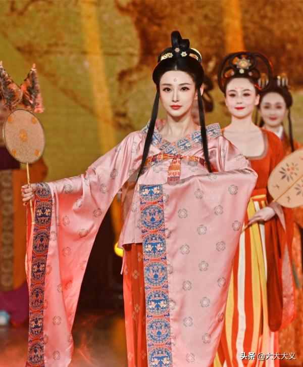 馬舒凡這次該火了吧？榮登央視春晚 盡展才貌風華 這樣的姐姐喜歡嗎