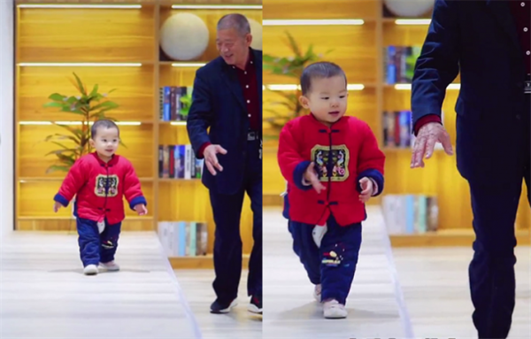 “天賜寶寶”已經2歲了，老兩口曾坦言吃穿不愁，如今帶娃賺錢？