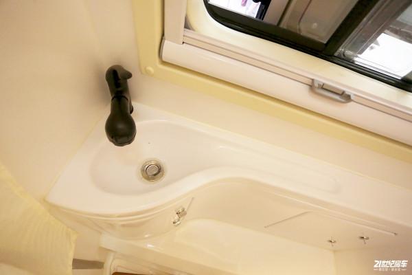 秉承實用派，空間感強，適合兩人旅居的衛航V590縱置上下床版房車