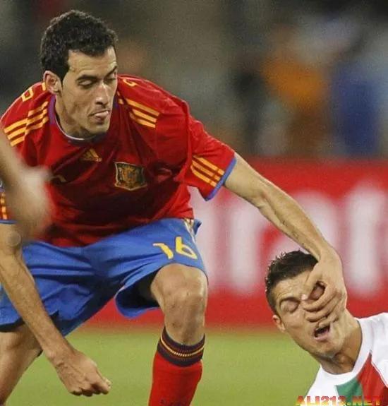 世界足壇難得一見的爆笑瞬間,只能說攝影師抓拍厲害 世界足壇難得一見的爆笑瞬間,只能說攝影師抓拍厲害