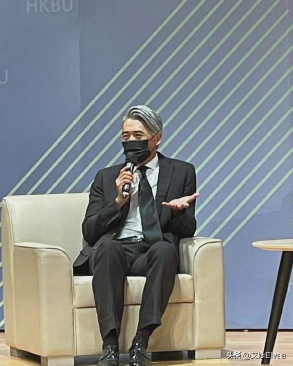 周潤發真會打扮，67歲穿西裝領帶梳大背頭，古稀之年被授博士太帥