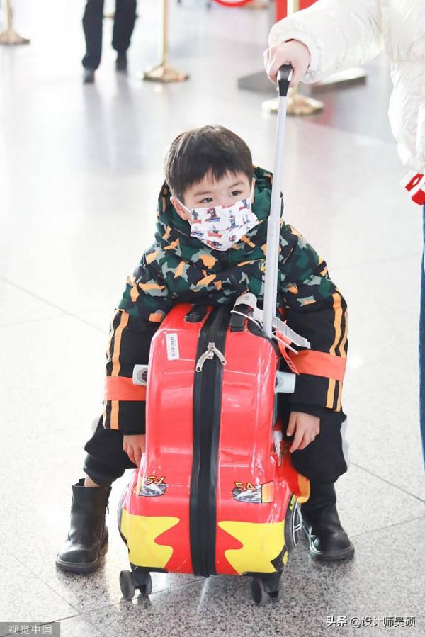 黃聖依帶著倆兒子出行 小兒子坐拉桿箱俏皮可愛