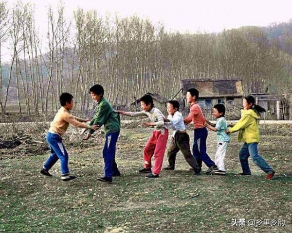 在沒有電的年代裡，你還能想起晚上是怎麼度過的嗎？滿滿都是記憶