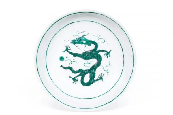 瓷器上扭動的龍