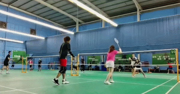 打羽毛球偷發女生後場球，居然報警了！盤點十幾年征戰球館奇葩